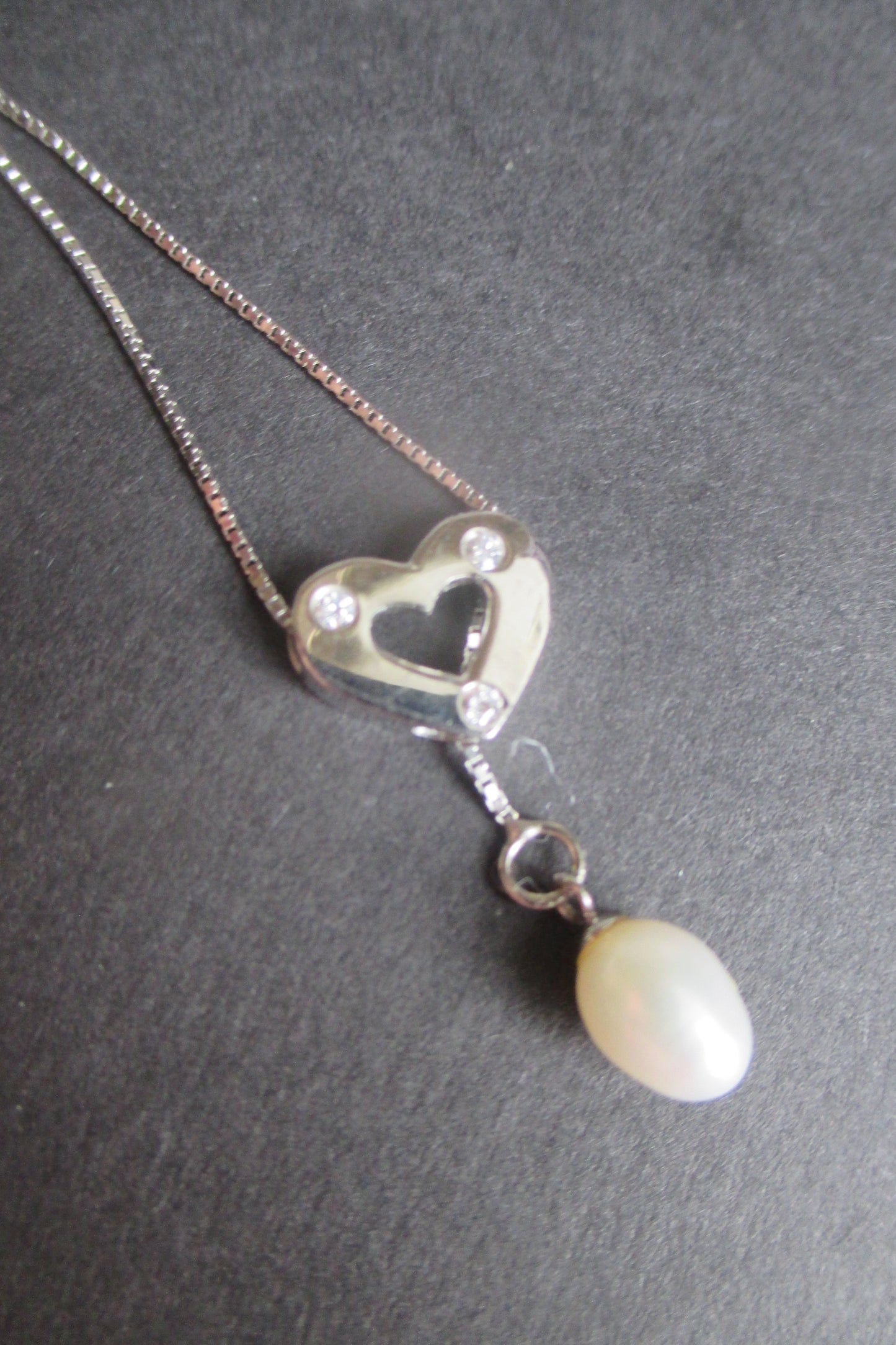 Heart white pearl pendant