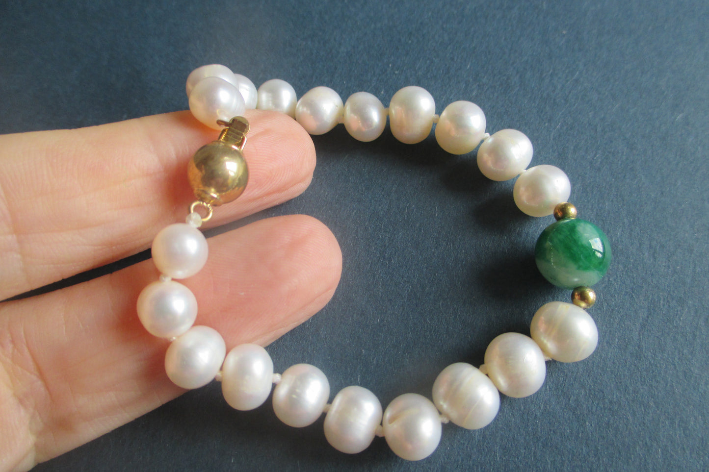 Pearl bracelet with Jade bead