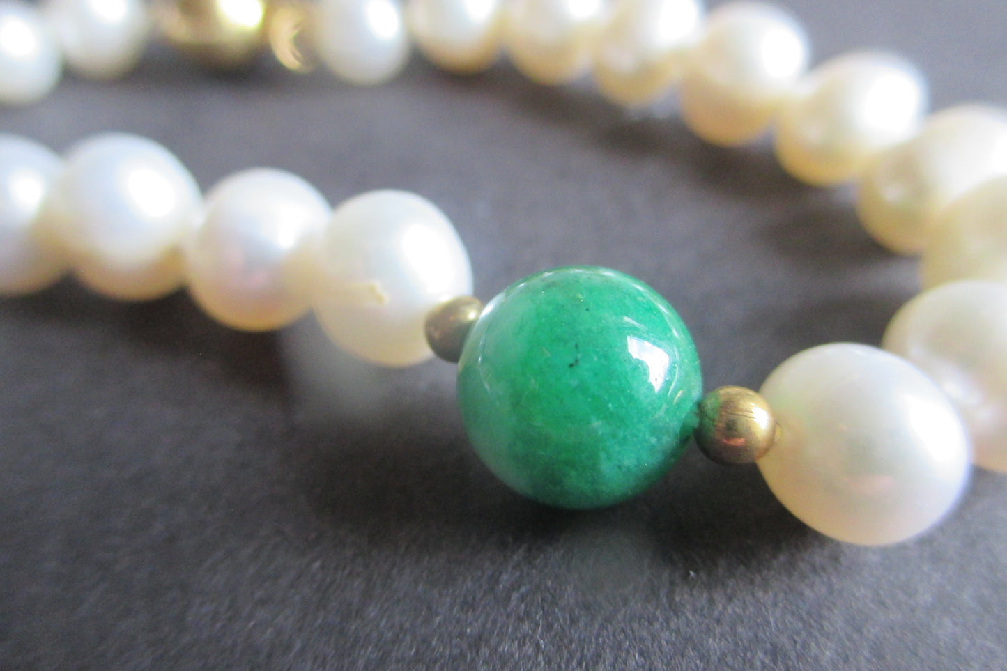 Pearl bracelet with Jade bead