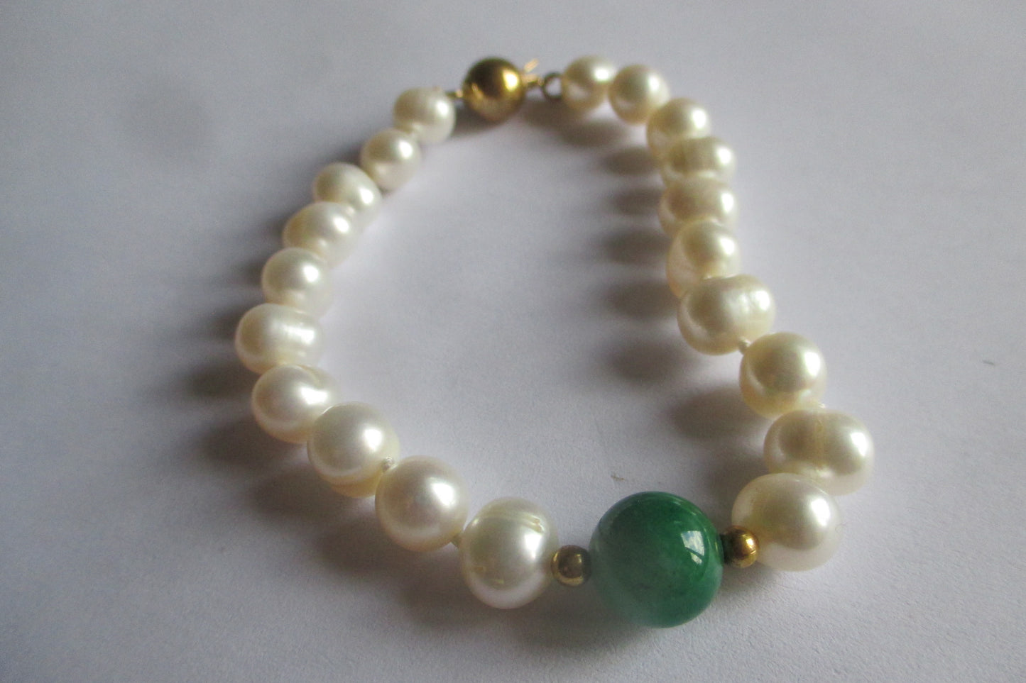Pearl bracelet with Jade bead