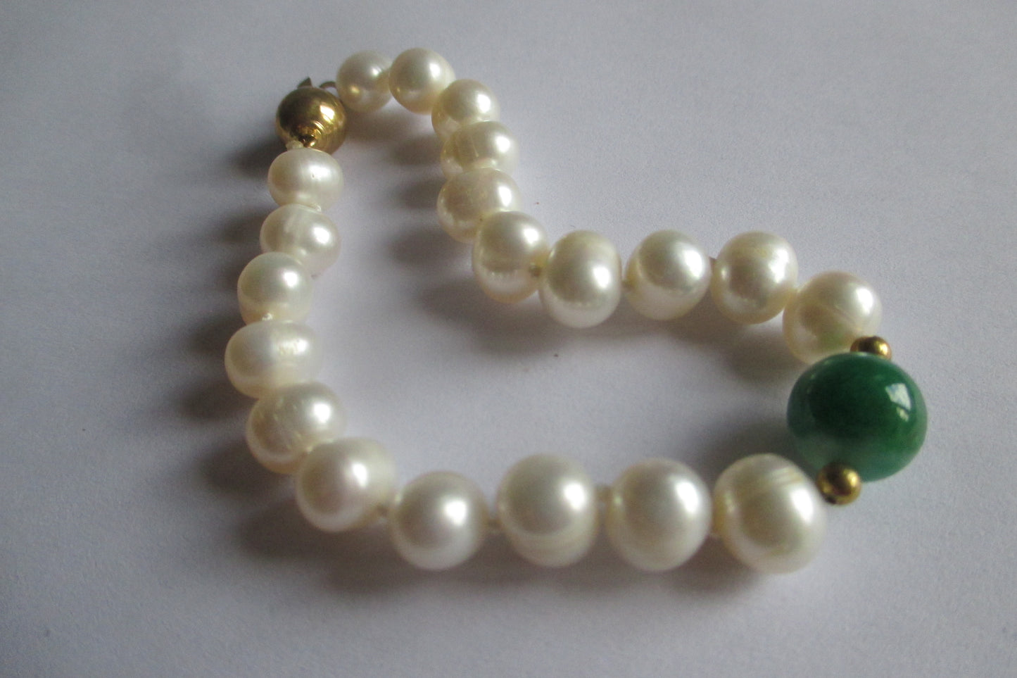 Pearl bracelet with Jade bead