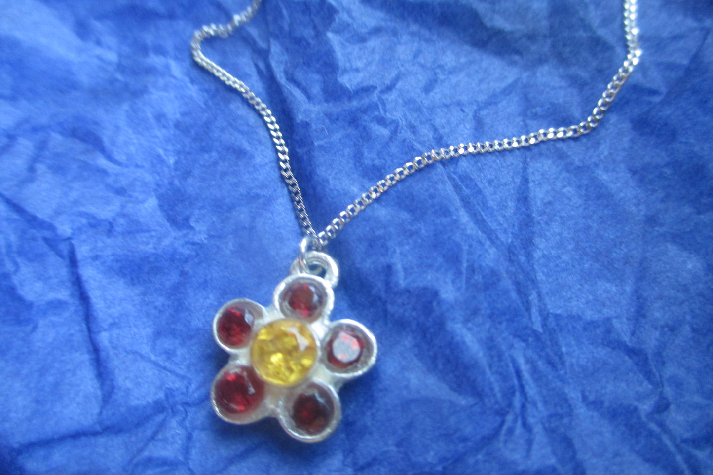 Silver flower garnet pendant
