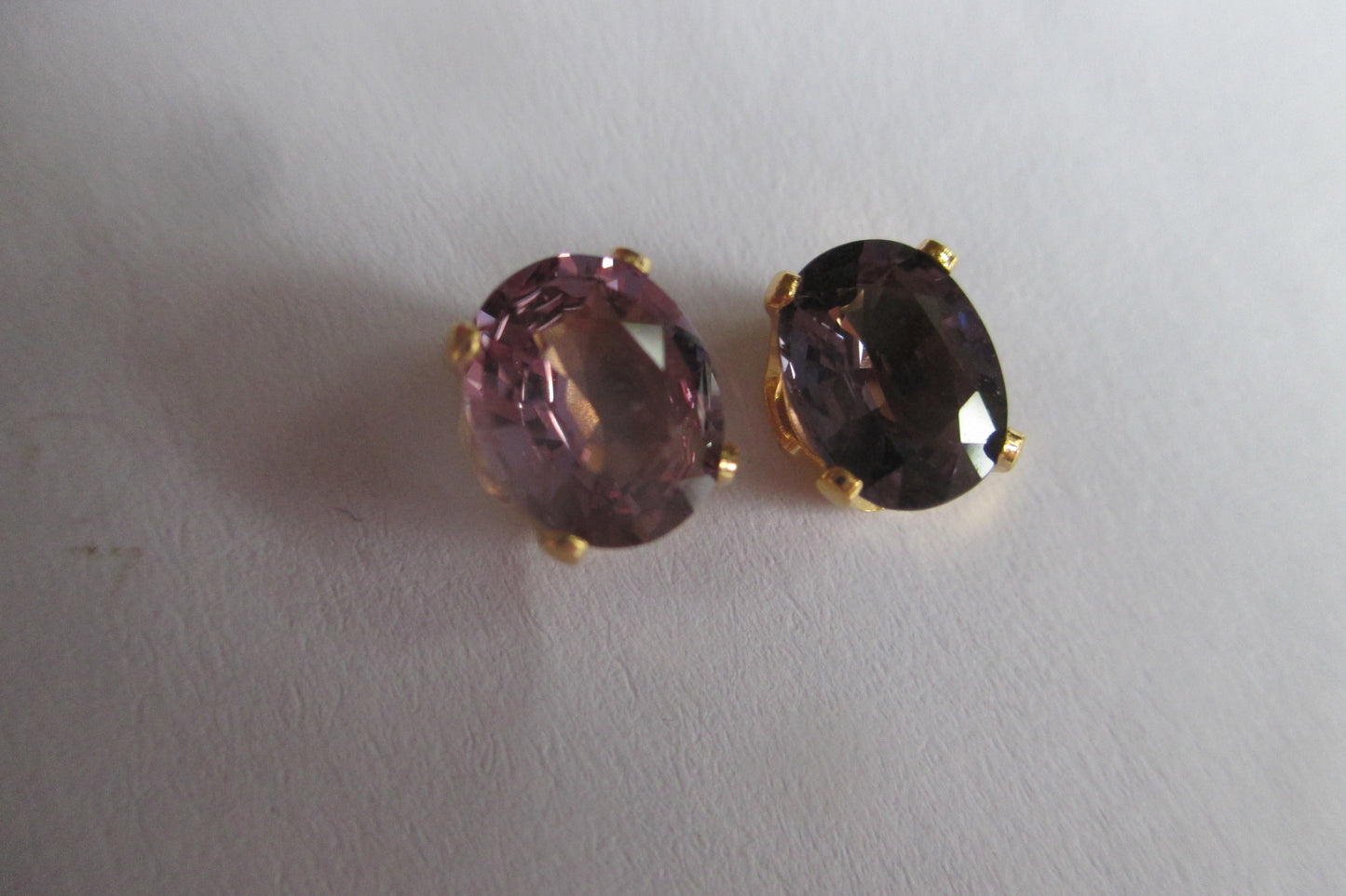 18K gold stud earrings with violet spinel