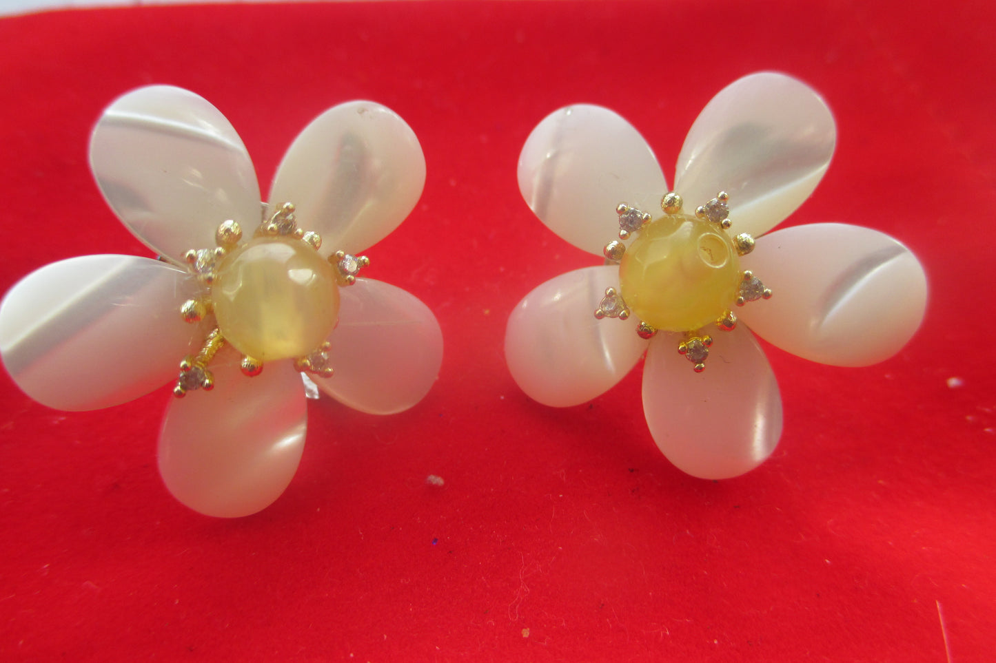 Flower stud earrings