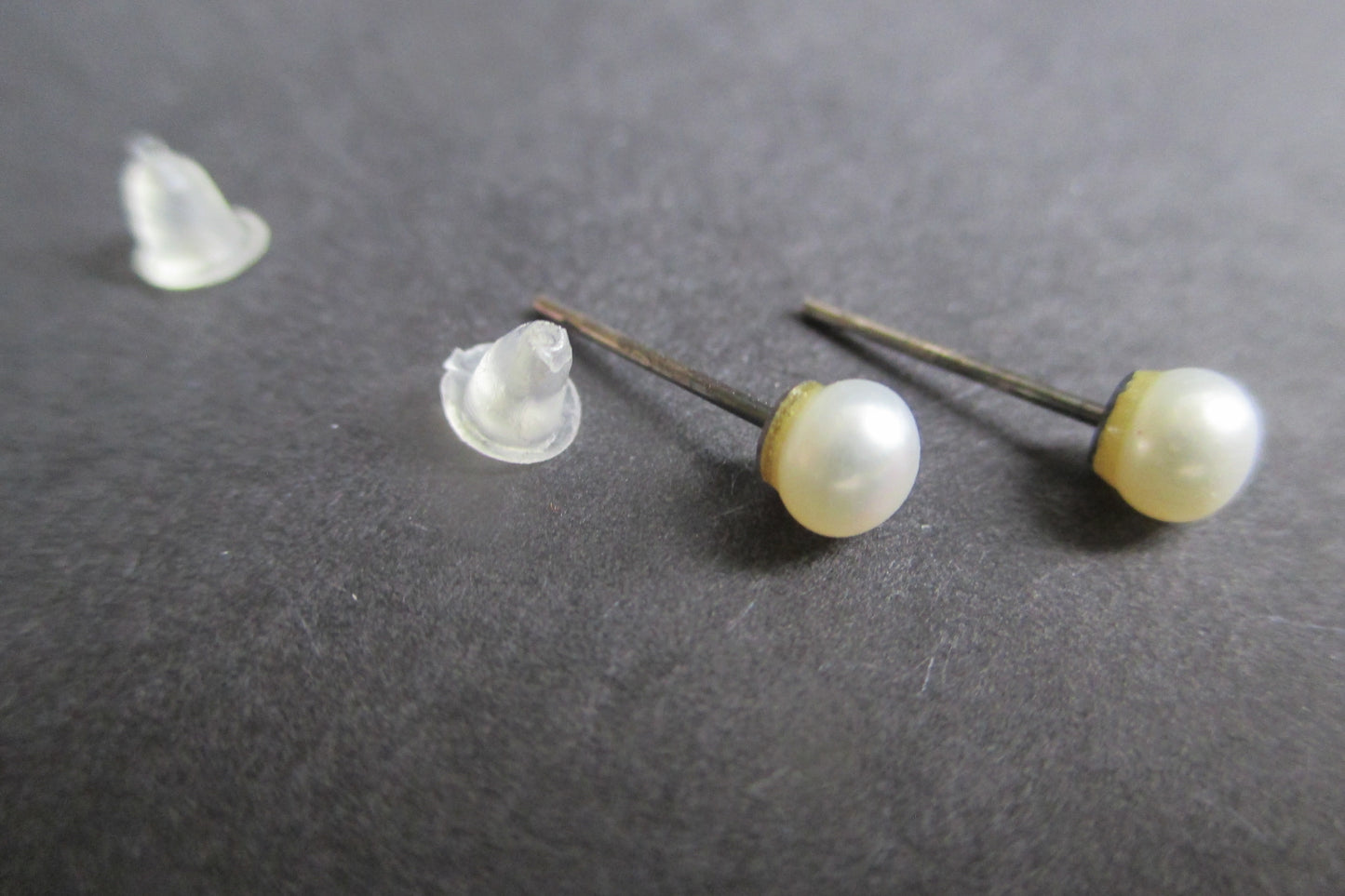 Stud pearl earrings