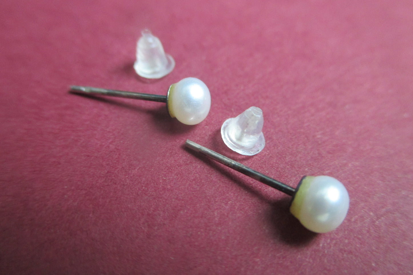 Stud pearl earrings