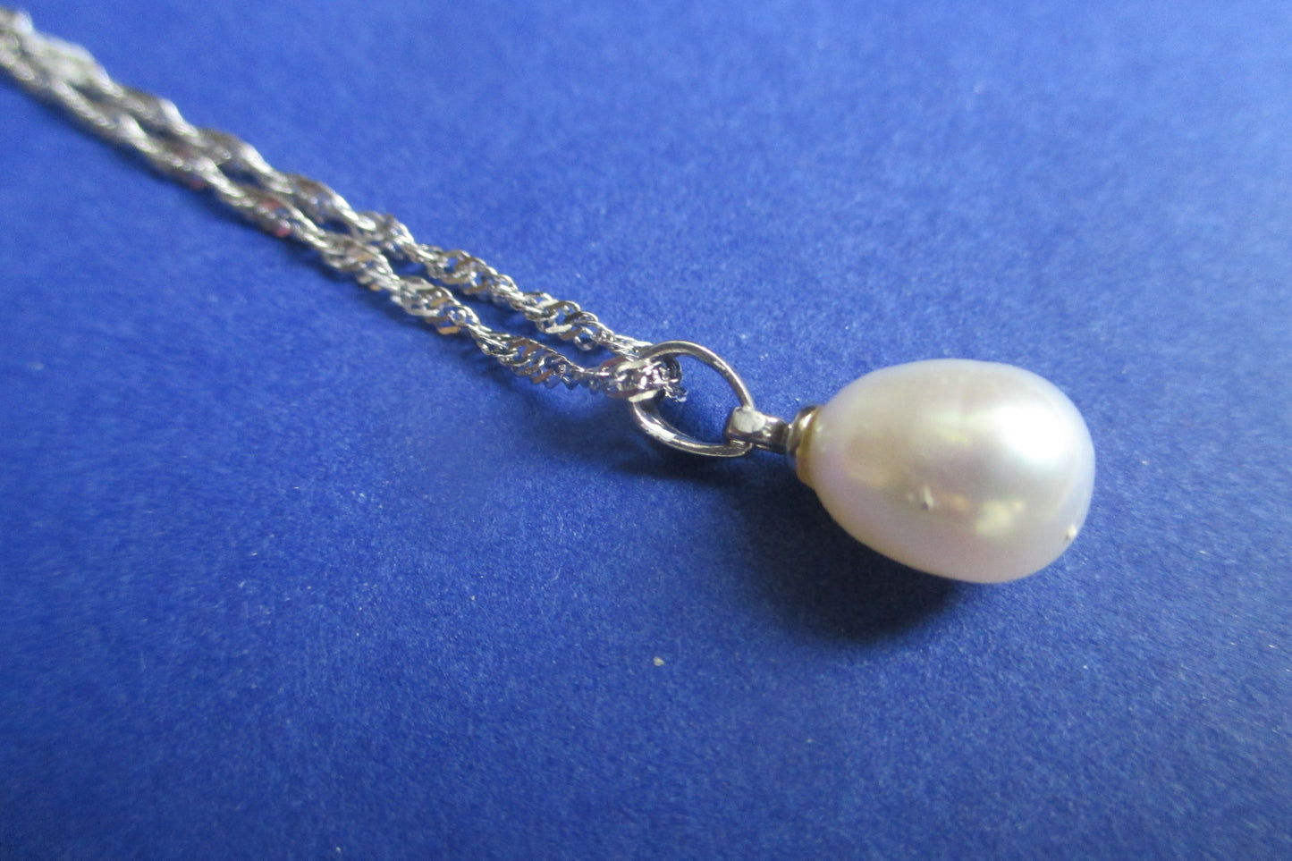 White pearl pendant