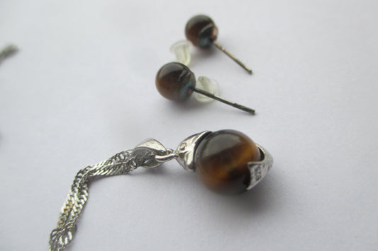 Tiger eye matching pendant and stud earrings