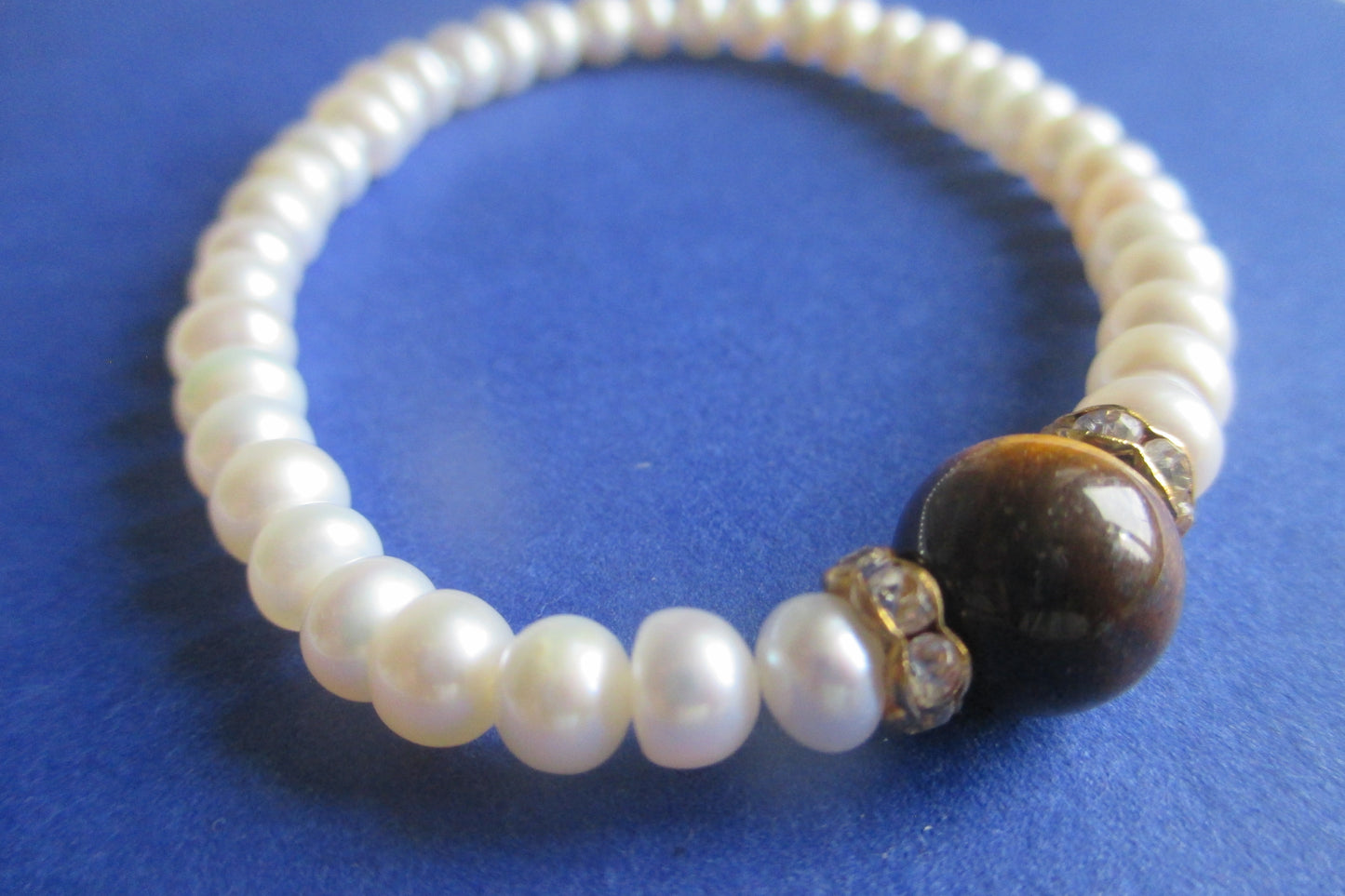 Freshwater pearl bracelet with Tiger eye bead