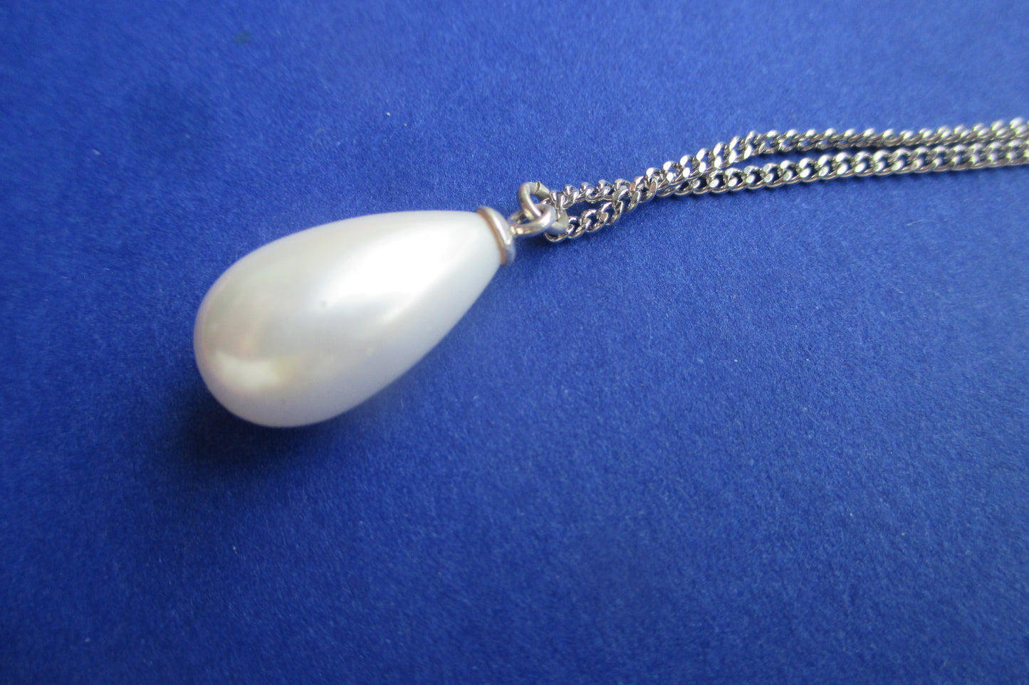 White pearl pendant