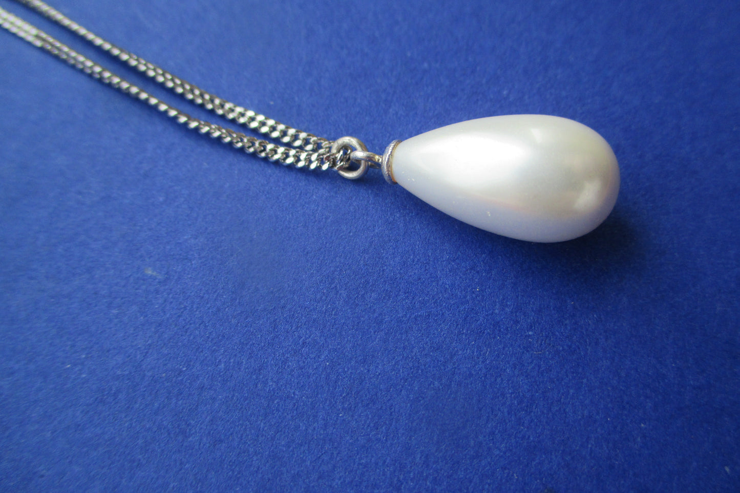 White pearl pendant