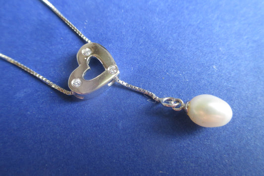 Heart white pearl pendant