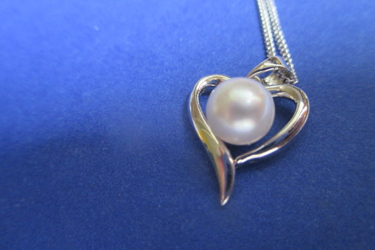 Silver heart pearl pendant and chain