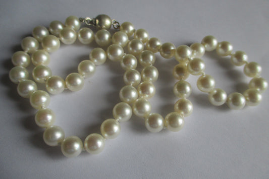 White sea pearl necklace