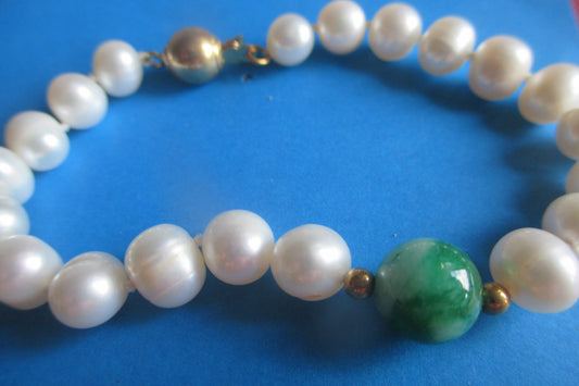 Pearl bracelet with Jade bead