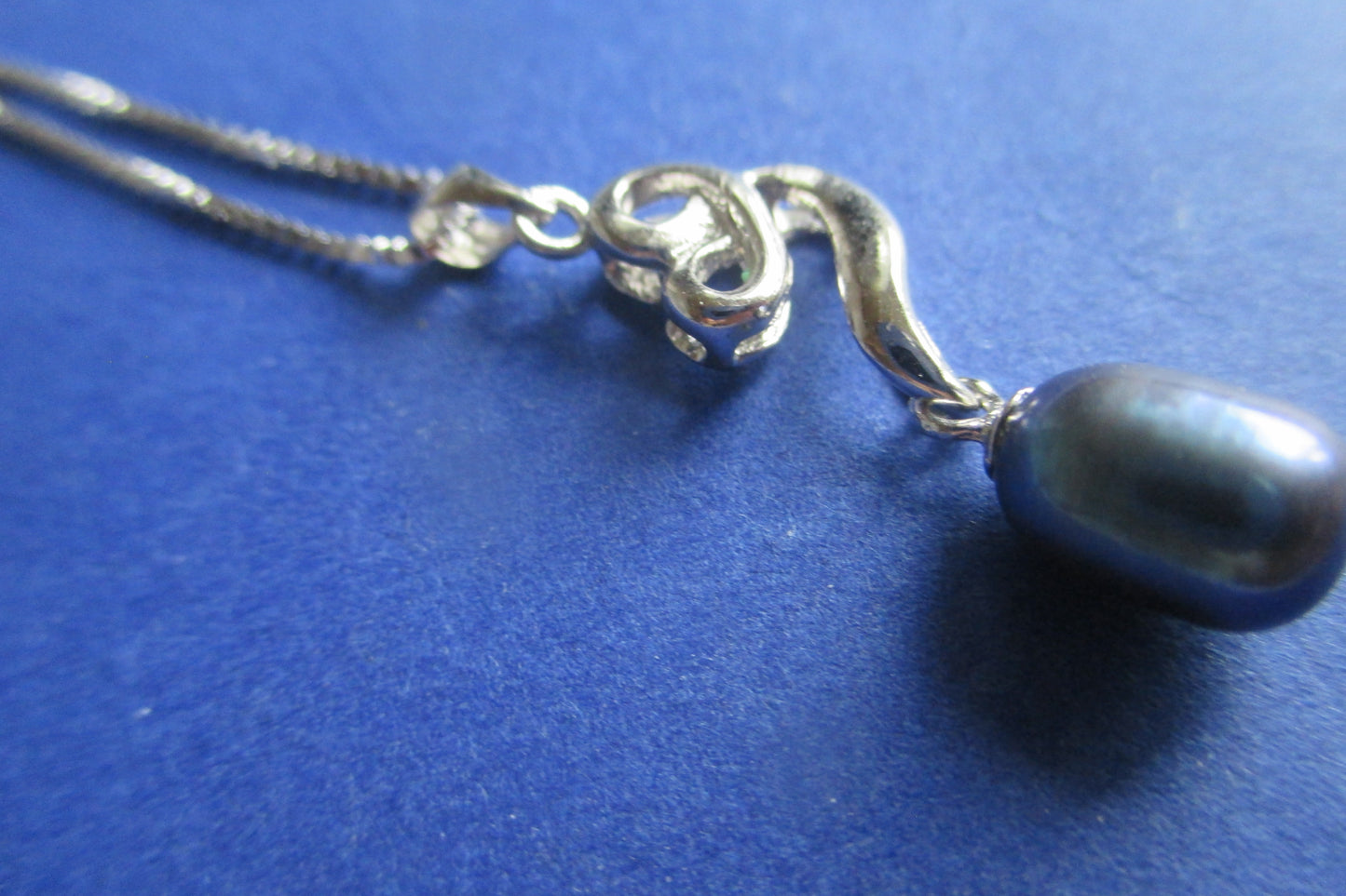 Black pearl pendant