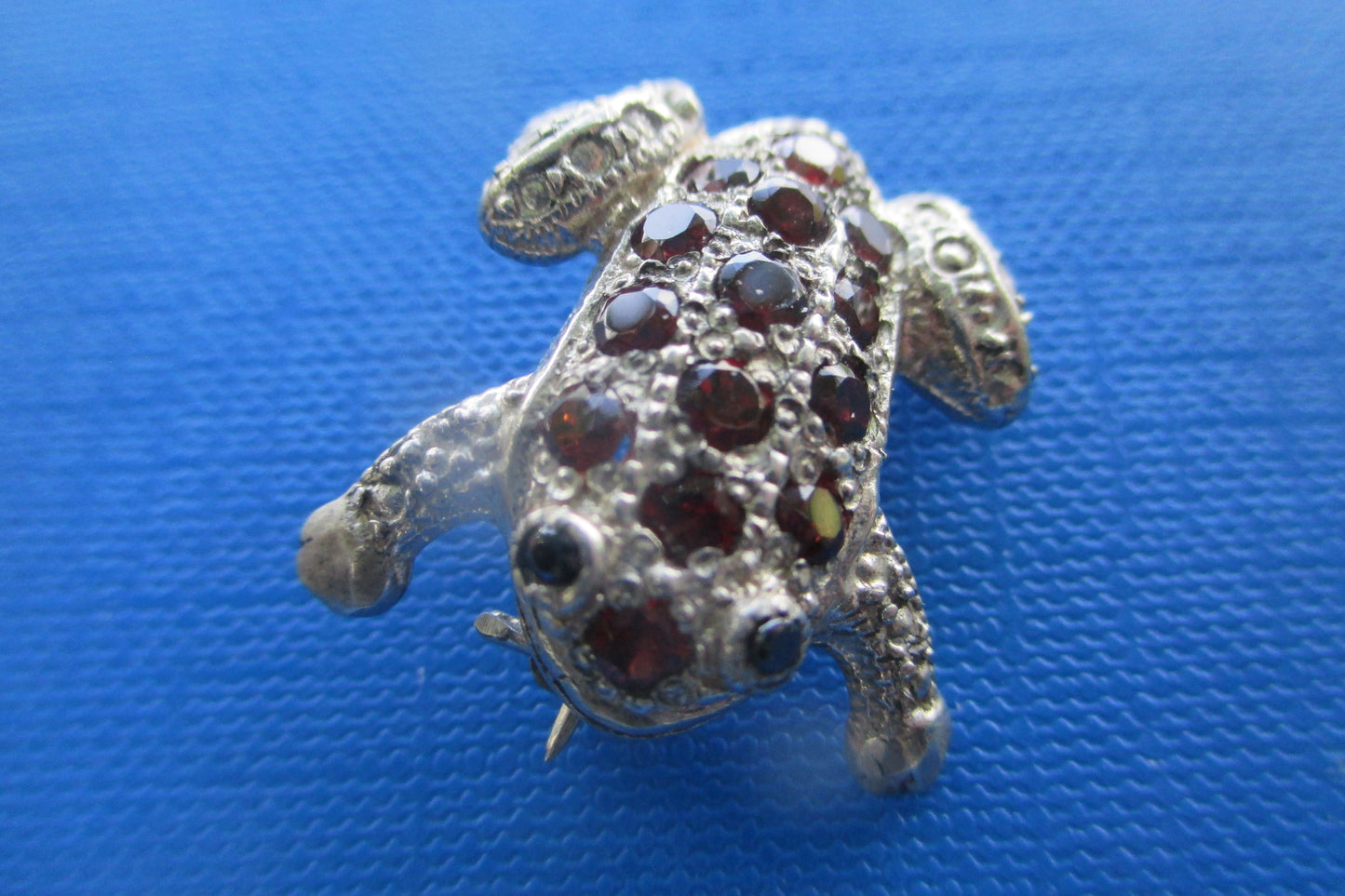 Small turtle broach