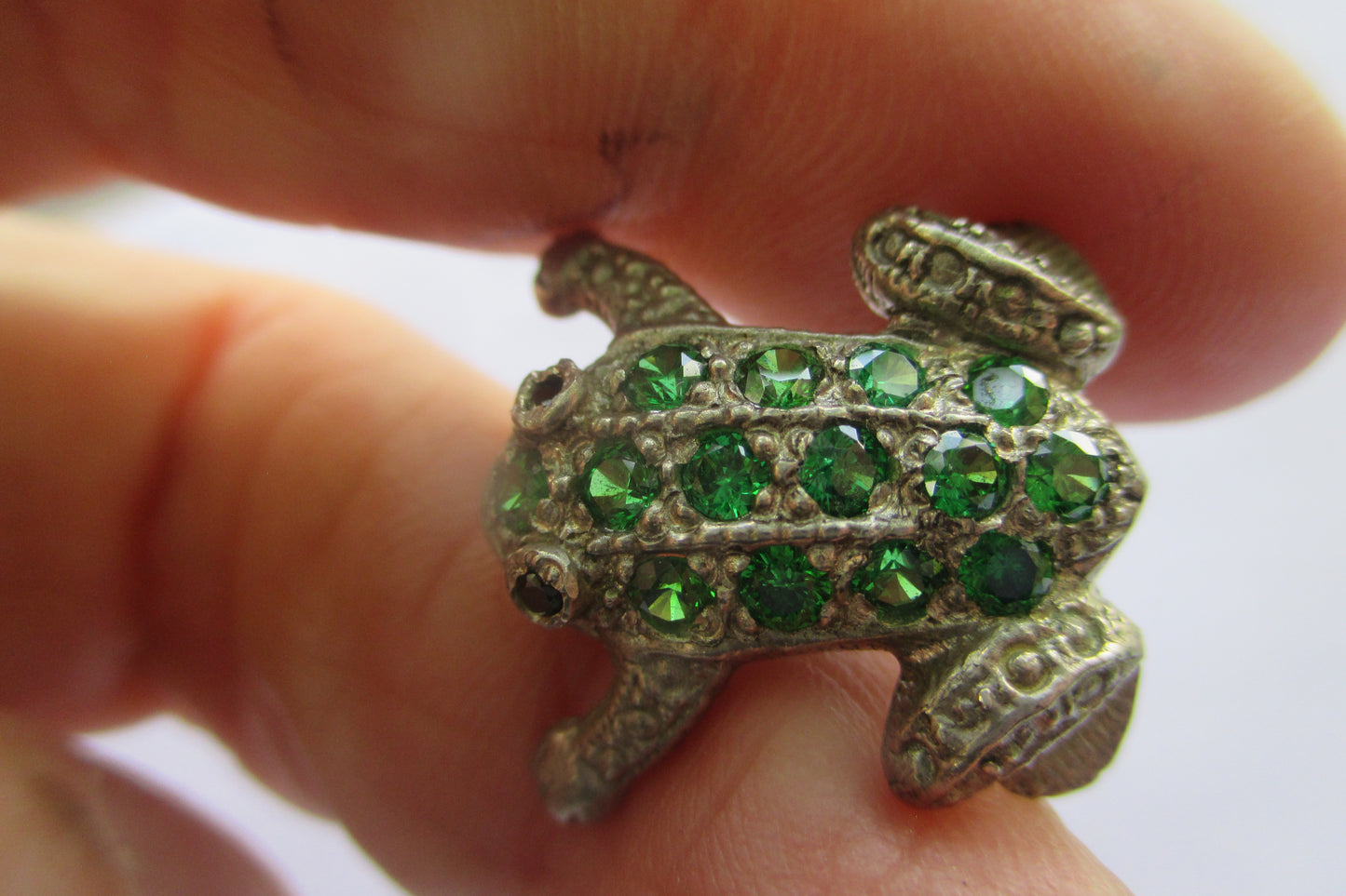 Small turtle broach