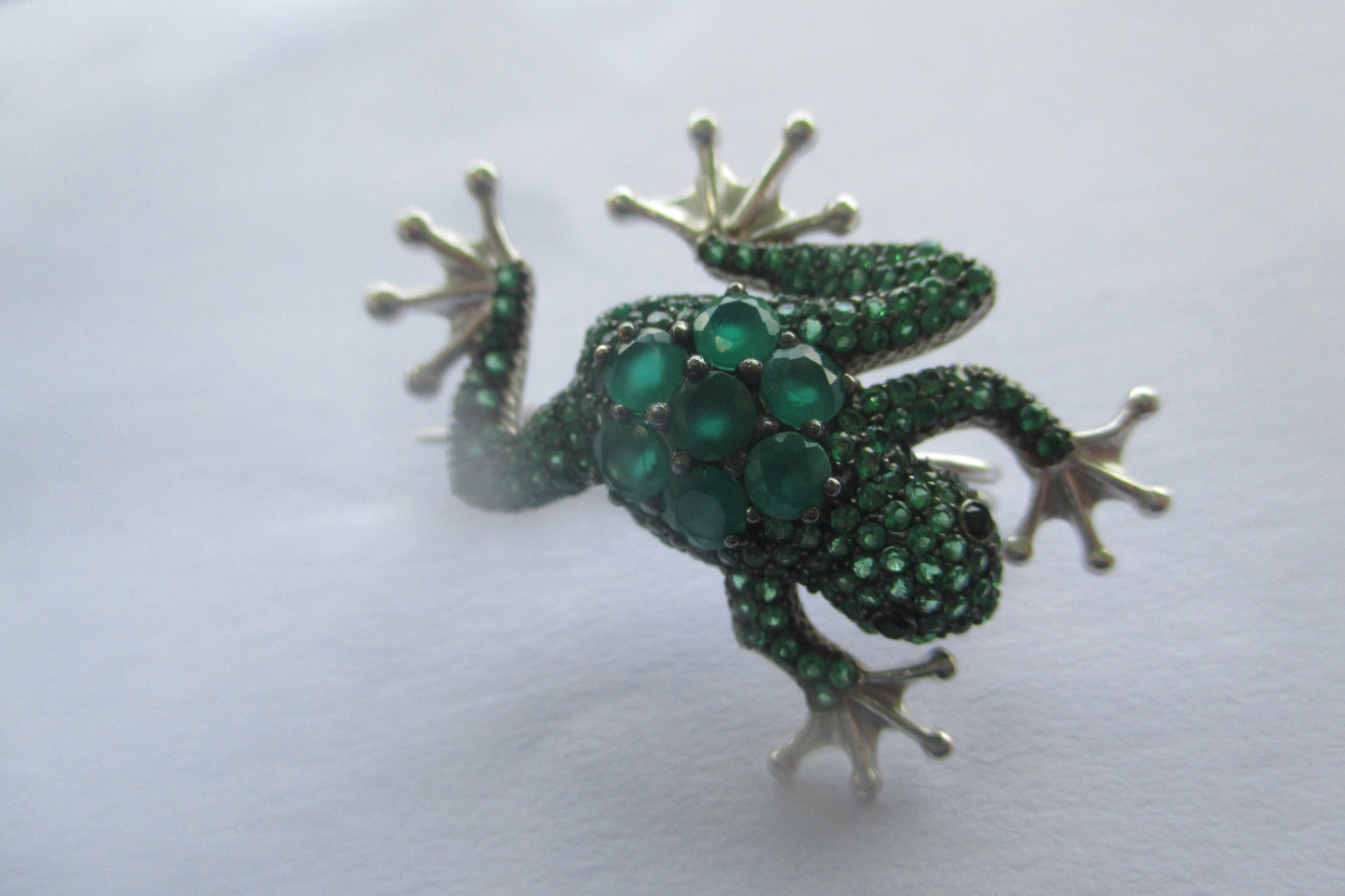 Tree frog broach