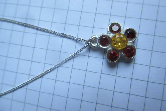 Silver flower garnet pendant