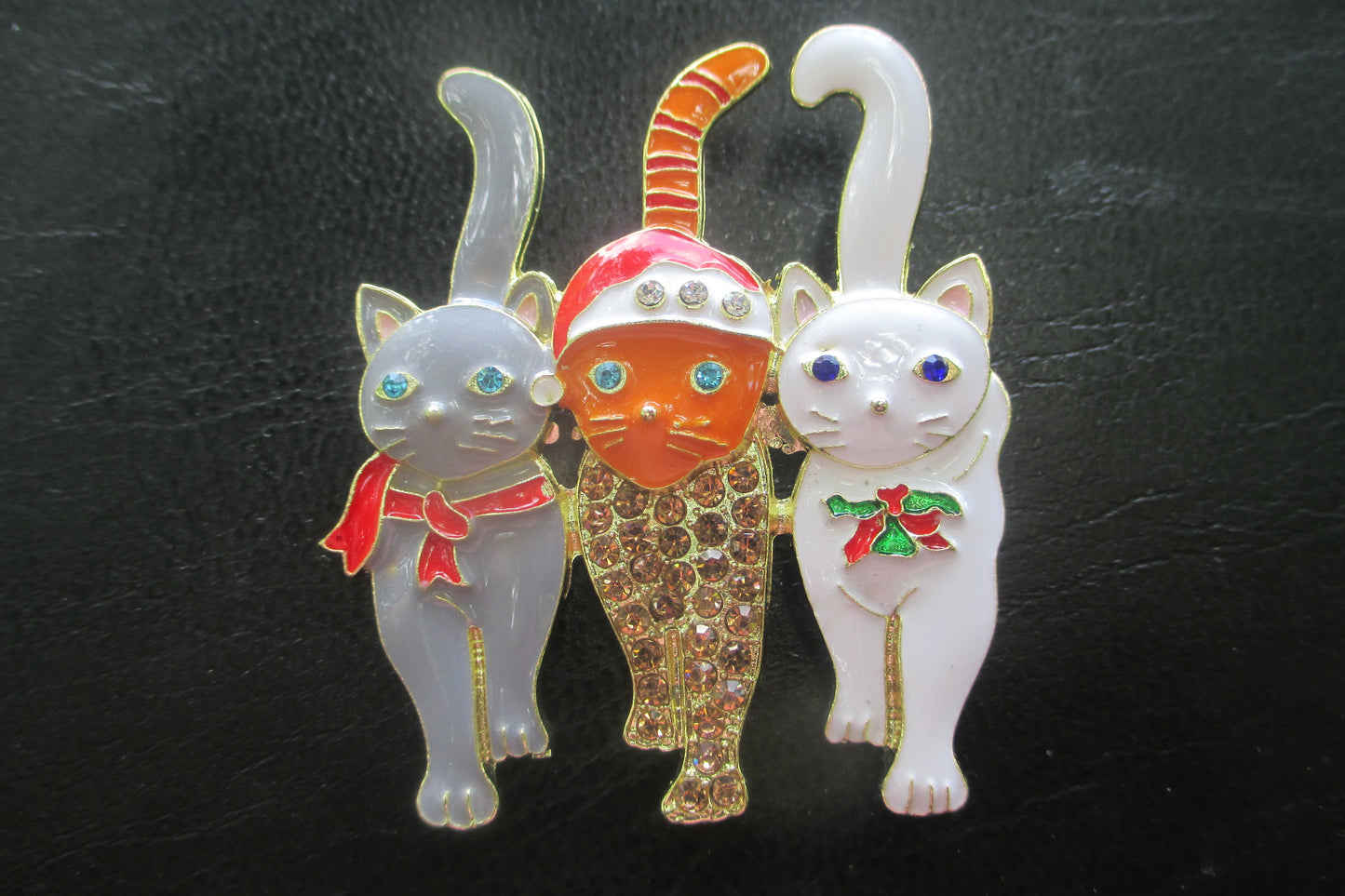 Cat enamel broach