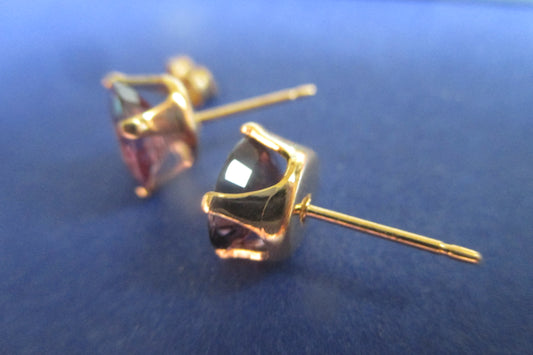 18K gold stud earrings with violet spinel