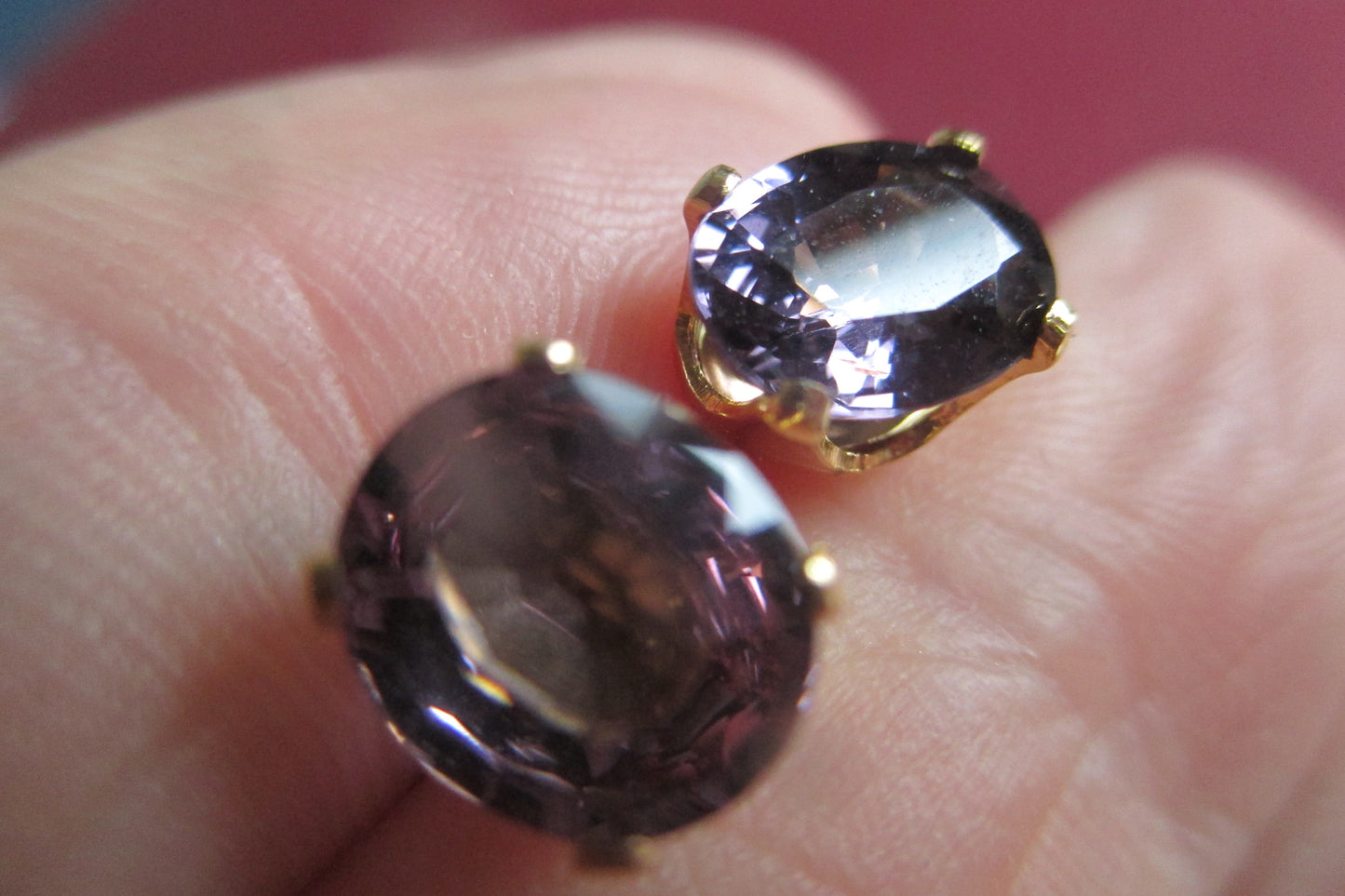 18K gold stud earrings with violet spinel