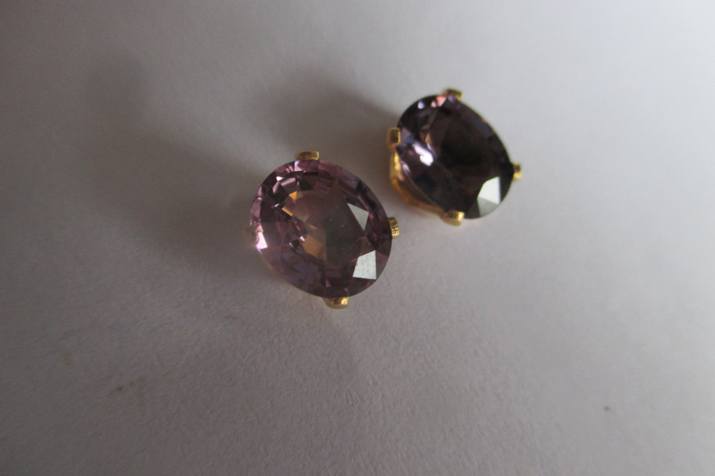 18K gold stud earrings with violet spinel