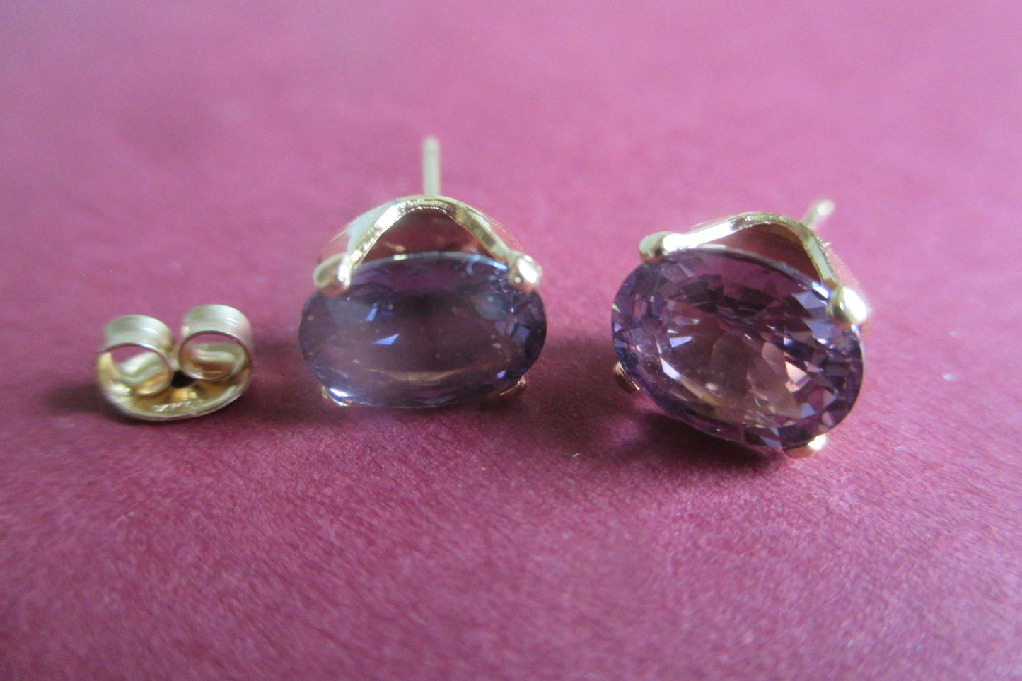 18K gold stud earrings with violet spinel