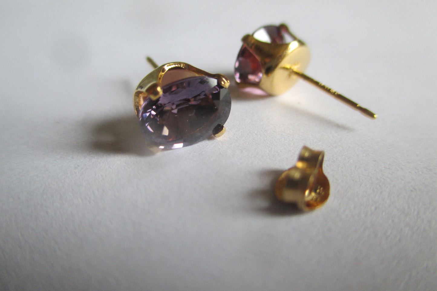 18K gold stud earrings with violet spinel