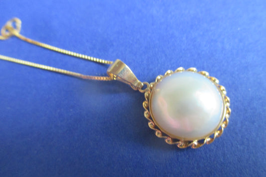 Large sea water pearl gold pendant