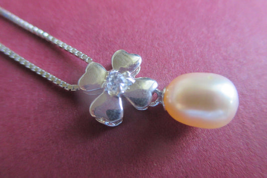 Lavender pearl flower pendant