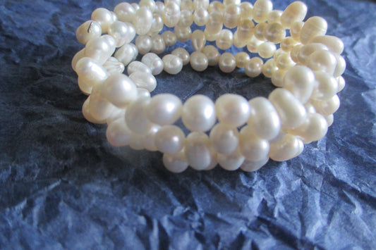 White freshwater pearl bracelet