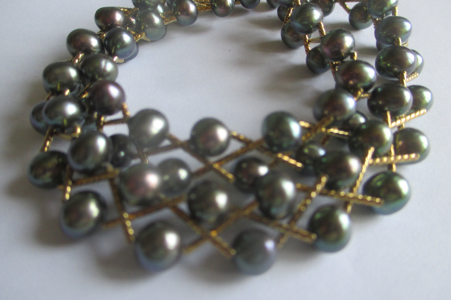 Black pearl with gold links necklace