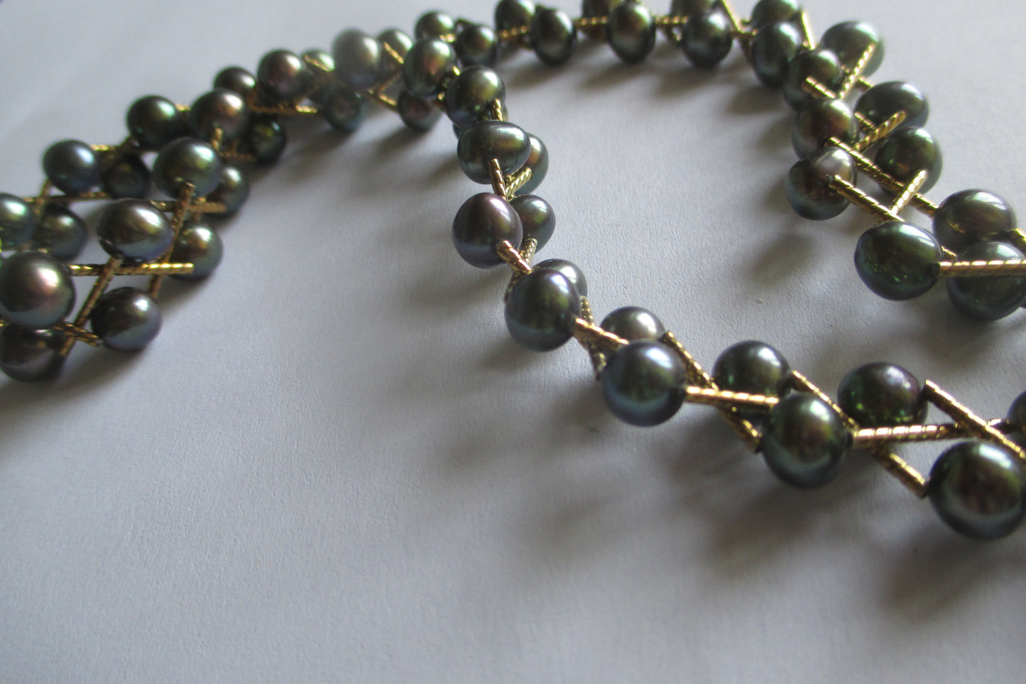 Black pearl with gold links necklace