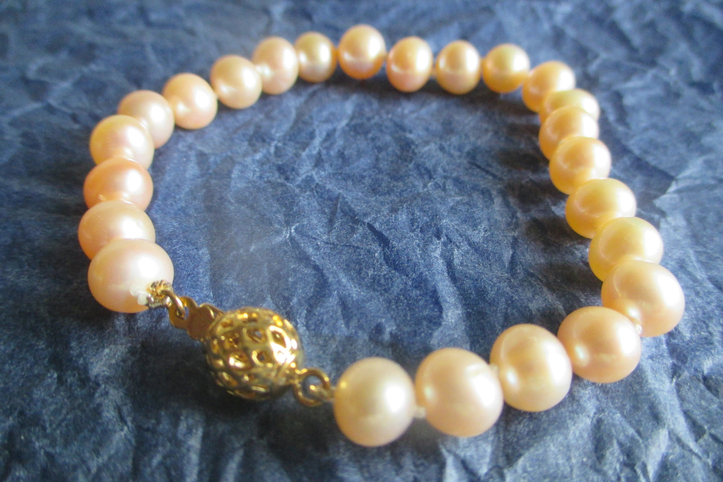 Pink pearl bracelet with gold clasp