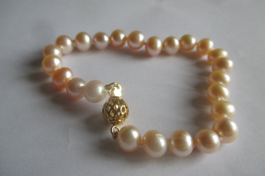 Pink pearl bracelet with gold clasp