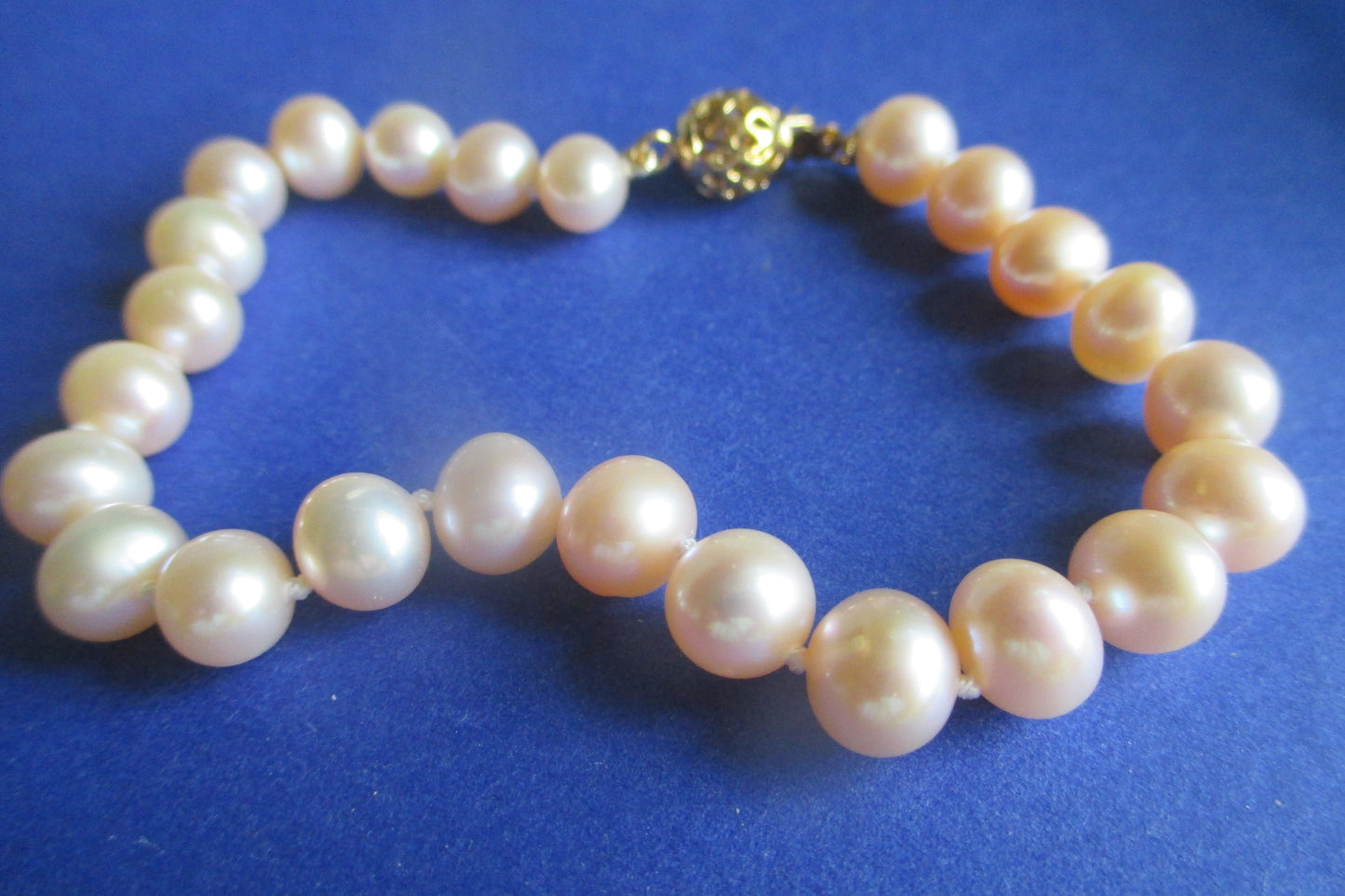 Pink pearl bracelet with gold clasp