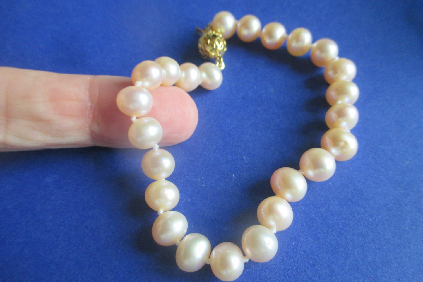 Pink pearl bracelet with gold clasp