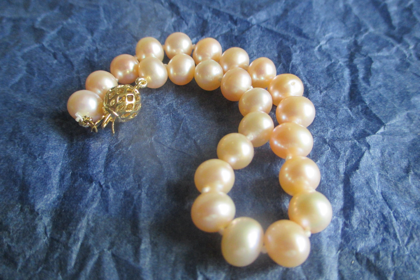 Pink pearl bracelet with gold clasp