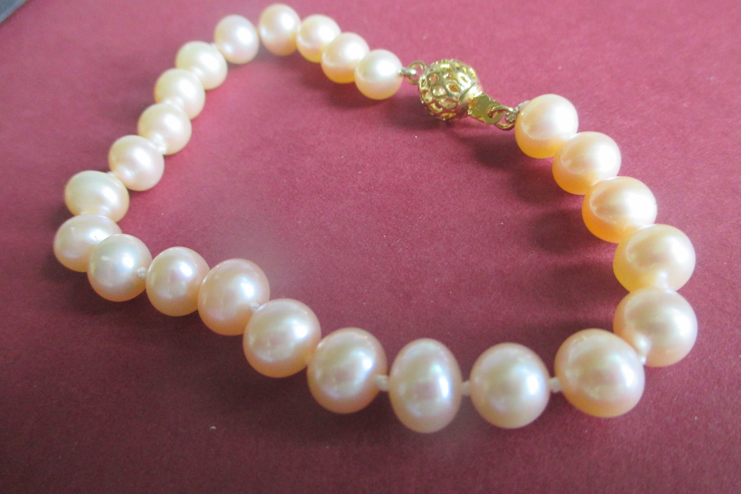 Pink pearl bracelet with gold clasp