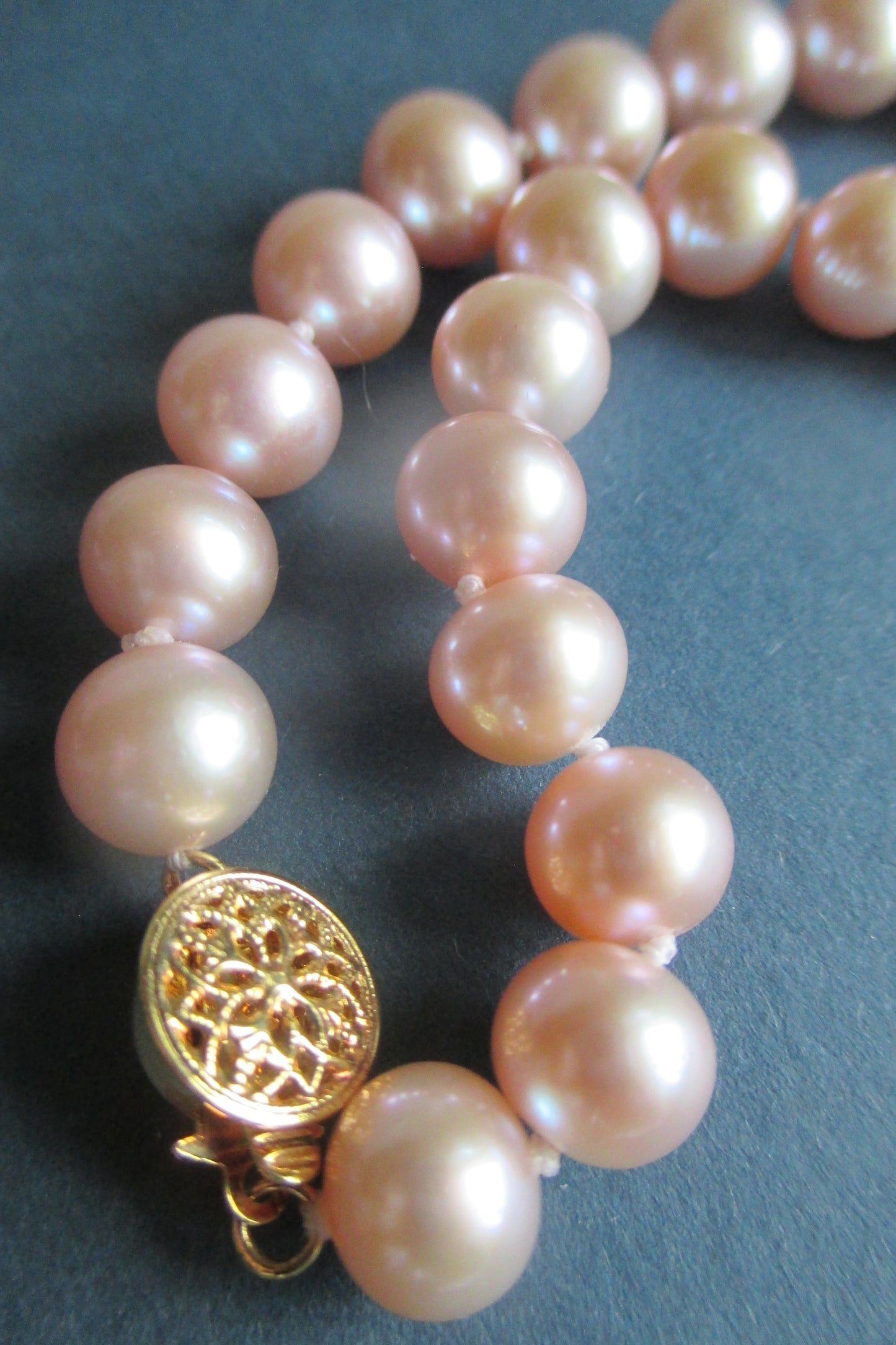 Akoya lavender pearl bracelet with gold clasp