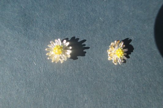 Silver flower stud earrings