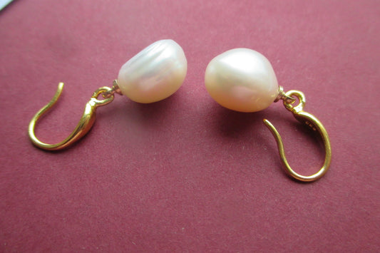 Pink pearl gold clip earrings