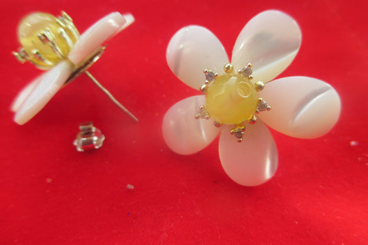 Flower stud earrings